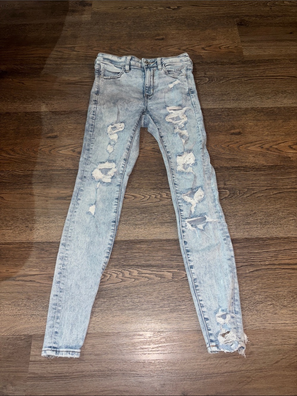American Eagle Women’s Light Wash Ripped Skinny Jeans size 4